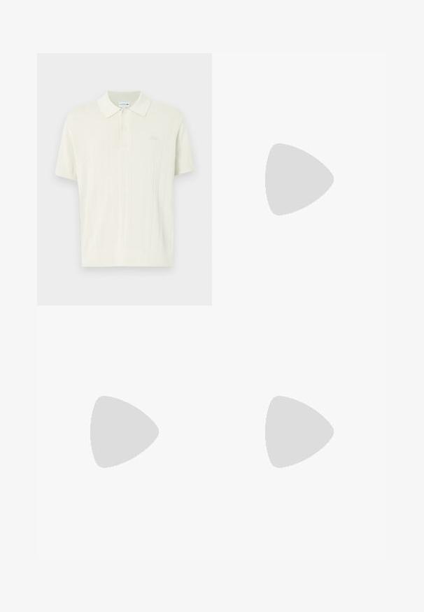 Lacoste Polokošeľa - naturel clair; Modré denimové šortky s vysokým pásom, voľným strihom, piatimi vreckami a viditeľnými švovými detailmi. Hladká textúra s jemným umývaním.; Replay EPIC HIGH - Tenisky - black; Čierna látková crossbody taška s bielym popruhom s logom LACOSTE, vrchným zipsovým uzavieraním a zeleným vyšívaným logo krokodíla na prednej strane.