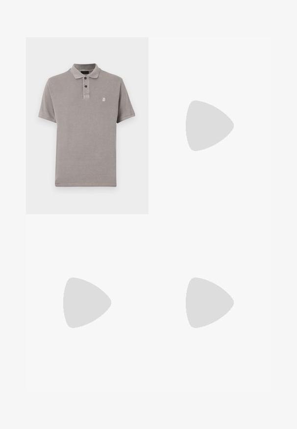 Polo gris à manches courtes avec deux boutons noirs et petite lettre "D" brodée sur le côté gauche de la poitrine.; Jean en denim bleu foncé à coupe slim, avec cinq poches, des coutures orange contrastées et une fermeture éclair avec un bouton unique.; Baskets basses blanches avec un onglet de talon gris, des lacets blancs et une semelle texturée, présentées sur un fond uni clair.; Sac bandoulière rectangulaire marron avec poche zippée à l'avant, sangle réglable embossée du nom de la marque, et logo métallique au centre supérieur.