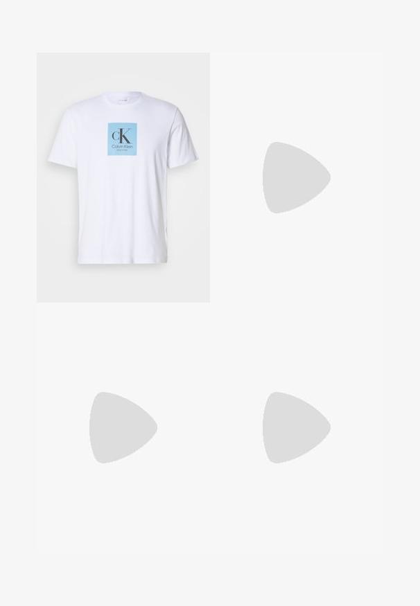 T-shirt blanc à manches courtes avec un carré bleu clair sur la poitrine portant le logo textuel "cK Calvin Klein New York".; Chinos en coton beige avec une coupe droite, passants de ceinture, un unique bouton frontal et une surface lisse, sans texture. Aucune poche n'est visible.; Mocassin en cuir noir avec une plaque de marque en métal reposant près d'une table ronde marron sur un sol recouvert de moquette beige.; Sac cabas noir avec doubles poignées, grande poche avant en cuir avec fermeture éclair et logo discret Calvin Klein au centre de la poche.