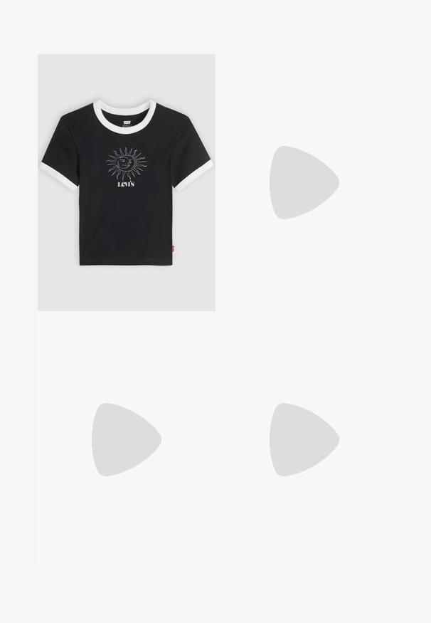 Μαύρο t-shirt Levi's με κοντά μανίκια και λευκή επένδυση στο γιακά και τα μανίκια, με λευκό γραφικό ήλιου και φεγγαριού πάνω από το λογότυπο Levi's.; Σκούρο μπλε τζιν παντελόνι με φαρδιά μπατζάκια, εμπρόσθιες τσέπες, θηλιές για ζώνη, κούμπωμα με κουμπί και φερμουάρ, παρουσίαση σε λευκό φόντο.; Μαύρο παπούτσι Mary Jane από δερμάτινο βερνίκι με χοντρή σόλα πλατφόρμας και καρδιόσχημη λεπτομέρεια στο λουράκι, εμφανιζόμενο σε πλαϊνή όψη σε λευκό φόντο.; Γυναίκα που φοράει μια μπλούζα με μαύρο-άσπρο μοτίβο κρατάει μια γυαλιστερή κόκκινη τσάντα ώμου σε απλό φόντο.