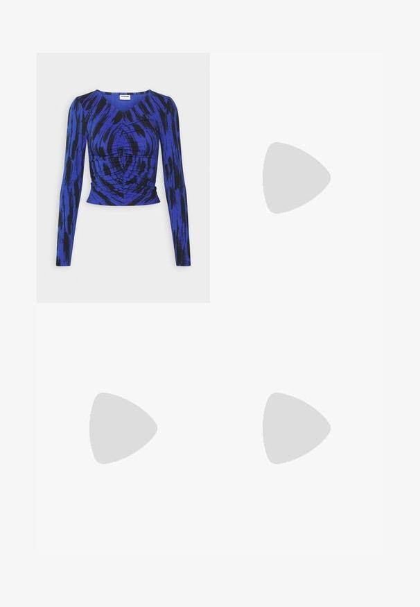 Noisy May NMCEMRE NECK - Langærmet T-shirt - dazzling blue; Mørkeblå denim flare jeans med for- og baglommer, knap- og lynlåslukning samt slidte detaljer på lår og knæ.; Hvide vandtætte vinterstøvler med en polstret overdel, tekstureret design, justerbare snørebånd og en robust gummisål for godt fæste.; Sølv kædeøreringe med forlænget design, der har en delikat kæde og lige, tynde pendanter i enderne. Glat tekstur.