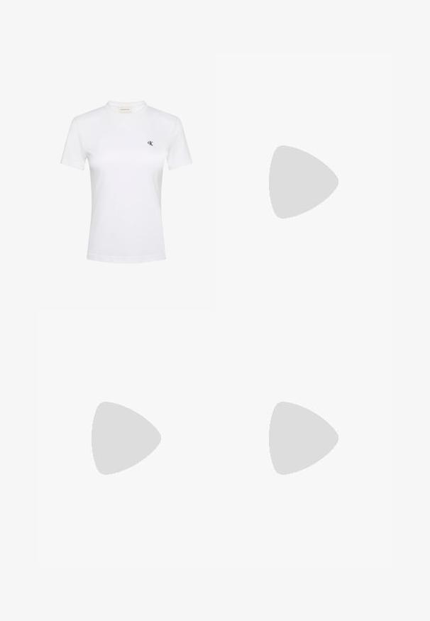 Camiseta blanca de manga corta con cuello redondo, con pequeño logo negro "cK" en el pecho izquierdo y etiqueta Calvin Klein Jeans dentro del cuello.; Jeans de mezclilla azul claro con cintura alta, diseño de pierna recta, estilo de cinco bolsillos y sutil desgaste. Cuenta con cierre de botón metálico y cremallera.; Sandalia blanca de tacón kitten con tiras y punta afilada, flotando sobre un suelo de baldosas de madera al aire libre, con un fondo desenfocado de plantas y pared.; Bolso bandolera blanco con cierre de solapa, pequeño logo plateado "cK" centrado y correa ajustable delgada de color marrón oscuro.