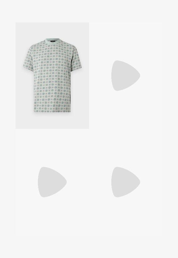 Korte mouwen, T-shirt met ronde hals met een pastelblauw, groen en crèmekleurig geruit bloemenmozaïekpatroon op een lichte achtergrond.; lichtblauwe denim jeans met een rechte pijp, met vijf zakken, een knoopsluiting en stiksels langs de naden.; Lichtbeige instapsneaker met gestructureerd stoffen bovenwerk en dikke off-white rubberen zool op een effen achtergrond.; Donkerbruine stoffen heuptas met diagonale ritssluiting en klein wit logo aan de voorkant, tegen een effen lichte achtergrond.