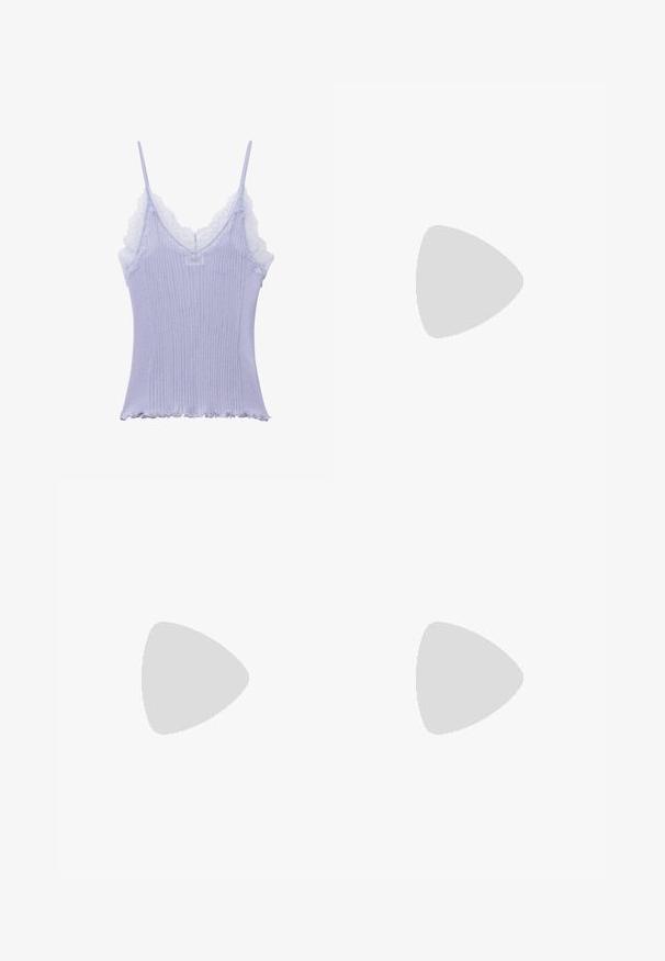 Top cami côtelé violet clair avec fines bretelles spaghetti et bordure en dentelle blanche le long de l'encolure et des emmanchures.; Jupe en denim mini en bleu clair avec des motifs tie-dye en bleu foncé. Équipée de coutures rouges et de deux boutons à l'avant. Longueur courte avec une coupe ajustée.; rag & bone SPIRE MARY JANE - Babies - silver; Otiumberg ROSCIDA HEART HOOPS - Boucles d'oreilles - silver-coloured