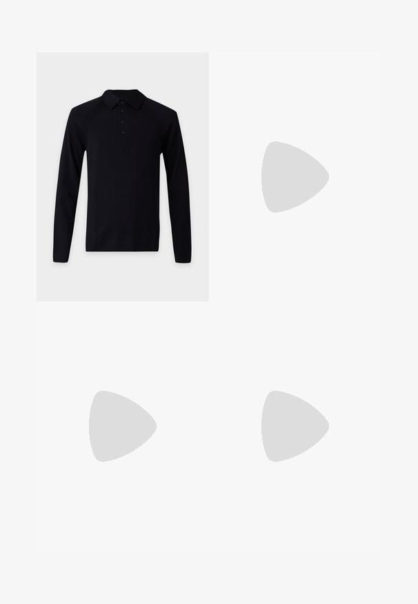 Zwarte polo met lange mouwen, kraag en vier zwarte knopen op de voorzijde, op een effen lichte achtergrond.; Lichtblauwe flared jeans van denim met een middelhoge taille, vijf zakken en een verantwoorde afwerking, voorzien van een rits en metalen knoopsluiting.; Zwarte leren instapper met een glanzende afwerking, een ronde neus, subtiele stiksels en een dikke rubberen zool voor duurzaamheid.; Rechthoekige donkerblauwe crossbodytas met verstelbare riem, ritssluiting en subtiel logopatroon op het voorpaneel.