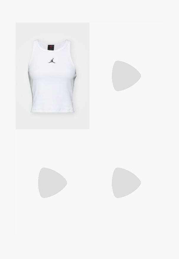 Biely crop tank top vyrobený z bavlny s rebrovanou textúrou. Obsahuje čierne logo Jordan v strede a klasický okrúhly výstrih.; Biele nohavice s modrou kvetinovou a krajinou potlačou, so strihom rovného nohavice a bočnými vreckami. Látka má textúrovaný povrch.; Biele tenisky Nike Air Force 1 s hladkým koženým zvrškom, perforovanou špičkou, bielymi šnúrkami a čiernym logom na jazyku.; Pár lesklých strieborných kruhových náušníc s tenkými drôtenými zapínaniami, zobrazených na svetlo šedom pozadí.