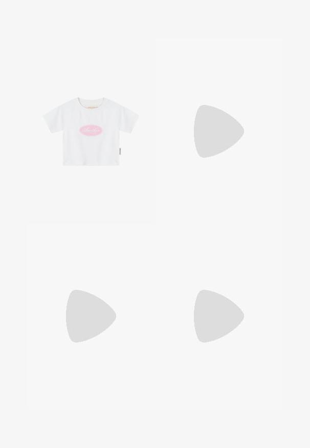 T-shirt blanc en coton à manches courtes avec un logo ovale rose et un texte blanc "Another Cotton Lab" centré sur la poitrine.; Jean large en denim bleu clair avec poches avant, passants pour ceinture et fermeture par bouton.; Baskets blanches épaisses avec une semelle épaisse et des accents décoratifs de papillons en 3D sur le côté, les lacets et le talon.; Sac bandoulière en cuir bleu clair avec une sangle réglable et une fermeture tourniquet argentée sur le rabat avant.