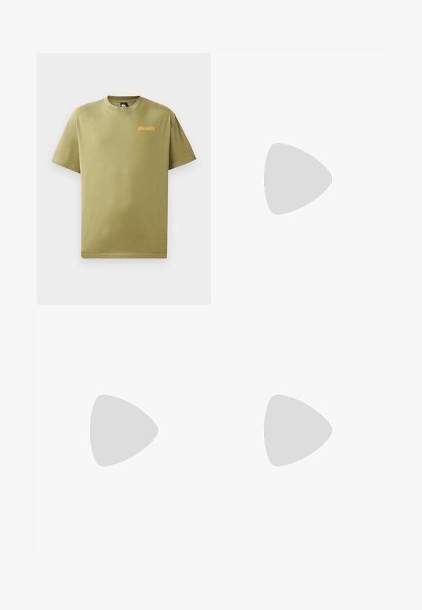 Kortærmet olivengrøn t-shirt lavet af bomuld, med et lille orange "Quiksilver" logo på brystet og en afslappet pasform.; Mørkegrøn cargo bukser med en afslappet pasform, elastisk talje, sydde lommer og en glat, let stofstruktur.; Sorte og hvide sneakers med overdel i ruskind og læder, der har hvide striber, sorte snørebånd og en brun gummisål. Guld logo detaljer.; Sorte solbriller med en buet ramme og mørke linser. Har en mat overflade og mærkenavnet "ARNETTE" på siden.