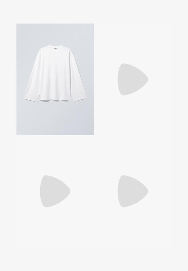 Lihtne valge pikkade varrukatega ümara kaelusega särk, lõdvalt istuv, riputatud heleda halli tausta vastu.; ONLY ONLWAUW MID WAIST - Liibuvad teksad - medium blue denim; Valge madala säärega toss, millel on beež "V" logo, pruun kummist tallad, paelad ning must tekst kontsal ja keelel, tavalise tausta ees.; Hele sinine pehme kangast ostukott musta-valge nööri õlarihmaga, ühtlase heleda taustaga.