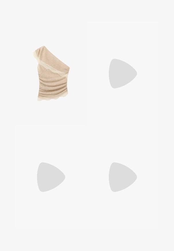 Beiges One-Shoulder-Top mit gerafftem Stoff und zartem Spitzenbesatz entlang des Ausschnitts und Saums auf weißem Hintergrund.; Helle beige Midi-Rock mit geradem Schnitt und einem mittigen vorderen Schlitz. Aus einem glatten Stoff mit einem verdeckten Reißverschluss auf der Rückseite gefertigt.; Beige offene Mule-Sandale mit niedrigem Blockabsatz und glattem Lederobermaterial, seitlich auf weißem Hintergrund gezeigt.; Braune Stoffschultertasche mit einem breiten, runden Körper und einem großen Ausschnittgriff. Sanfte Textur, minimalistisches Design und keine sichtbaren Beschläge.