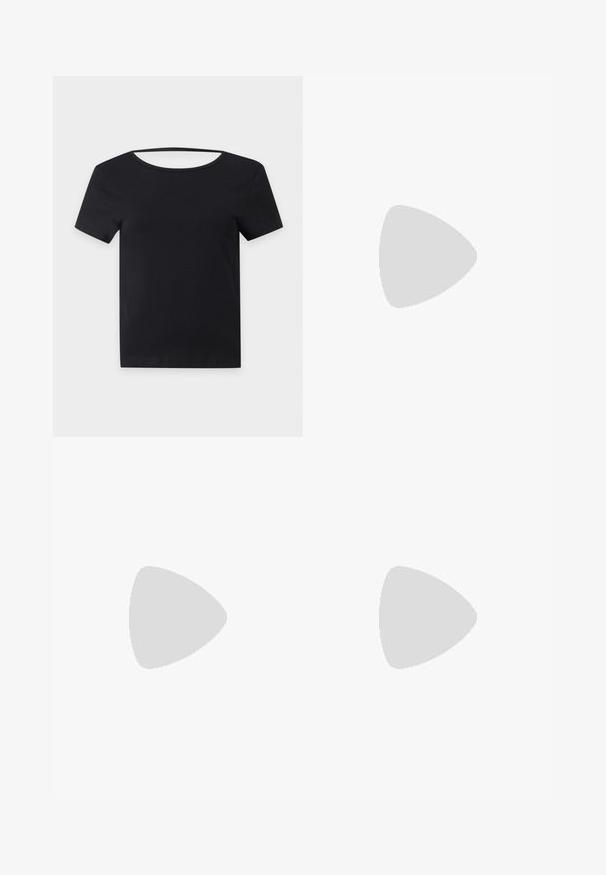Sort t-shirt med korte ærmer, bred, rundet halsudskæring og slank pasform, vist på en ensfarvet lys baggrund.; Lys grå denimshorts med en afslappet pasform, der har høj talje, fem lommer og lige ben. Enkle, minimalistiske syninger.; Sorte patentlæder platform hæle med ankelrem, rund tå og blokhæl, der viser en glat, skinnende overflade.; Sort hæklet mulepose med teksturerede firkantede mønstre og to skulderremme, der står mod en ensartet baggrund.