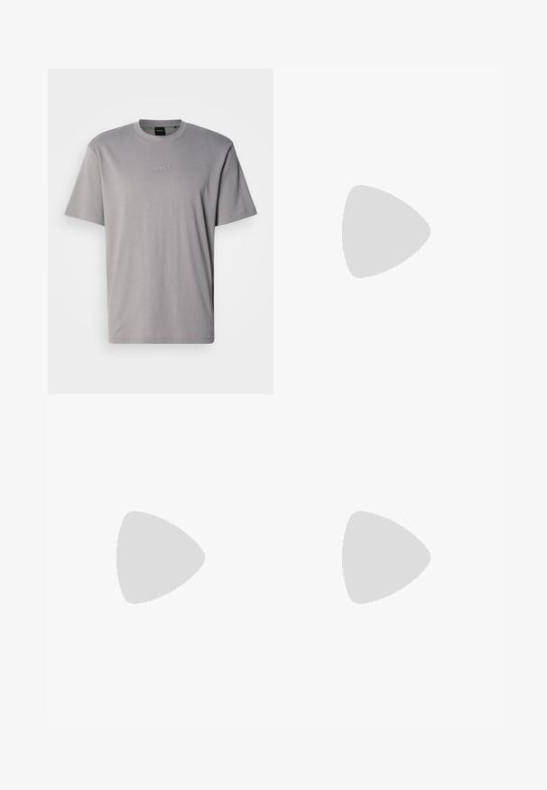 Lysegrå T-shirt med korte ærmer lavet af bomuld, med rund halsudskæring og præget "BOSS"-logo på brystet. Glat tekstur.; Beige cargo shorts med elastisk talje og snor. Har sidelommer og et glat, let stof.; Brun ruskindsneaker med tanfarvede snørebånd og gummisål. Har en rundet snude og synlige stikninger på overdelen. Letvægtsdesign.; Sort duffeltaske med lynlås på toppen, elastisk lomme foran, to bærehåndtag med trykknaplukning og justerbar skulderrem mod hvid baggrund.