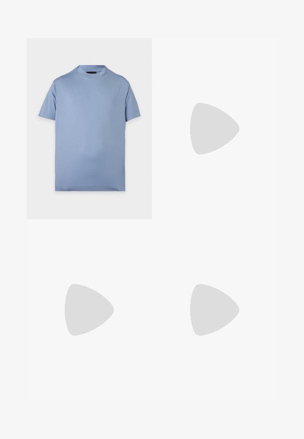 Απλό γαλάζιο T-shirt με κοντά μανίκια και στρογγυλή λαιμόκοψη, με μικρό διακριτικό λογότυπο στο αριστερό μέρος του στήθους σε λευκό φόντο.; Ανοιχτά μπλε τζιν με ίσια γραμμή, σχεδιασμό με πέντε τσέπες και κλείσιμο με κουμπί στη μέση. Ομαλή υφή με ελαφριά ξεθώριασμα.; Αθλητικό παπούτσι εκρού με λείο δερμάτινο πάνω μέρος, στρογγυλεμένη μύτη, κορδόνια στο μπροστινό μέρος και υφασμένο λαστιχένιο πέλμα. Μινιμαλιστικός σχεδιασμός, χωρίς λογότυπα.; Σκούρο γκρι ορθογώνια τσάντα ώμου με ρυθμιζόμενο ιμάντα, μπροστινή τσέπη με φερμουάρ και ασημένιο λογότυπο.