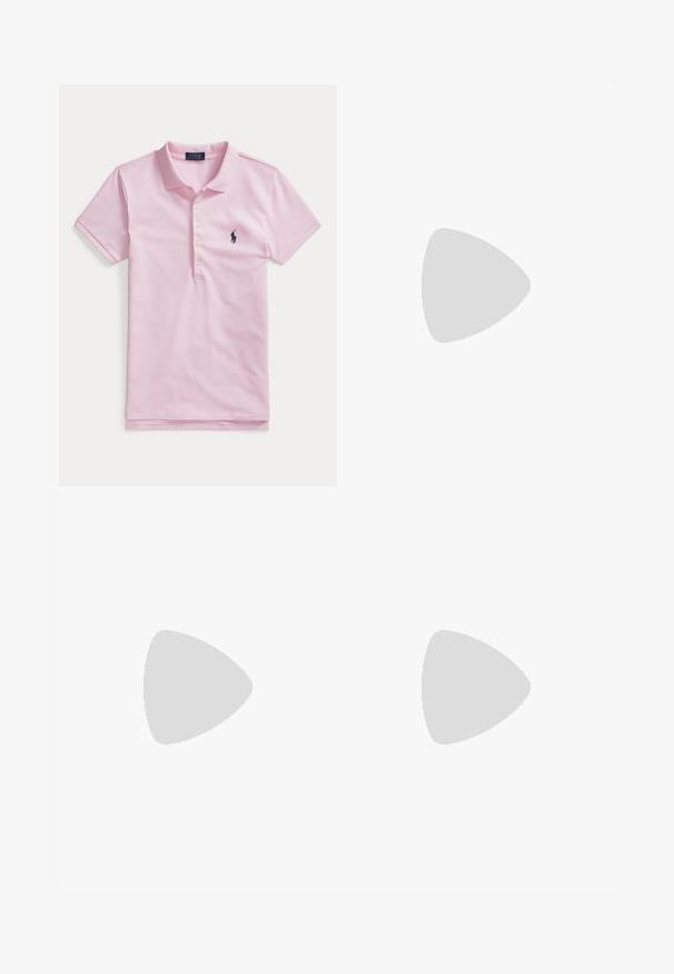 Vaaleanpunainen lyhythihainen poolopaita, jossa on neljä nappia ja tummansininen kirjailtu logo vasemmassa rinnassa.; Suorat siniset denim-farkut, joissa on viisi taskua, nappisuljenta ja hienovarainen haalistuma reiden ja polvien kohdalta, asetettuna tasaisesti valkoiselle taustalle.; Musta nahkainen loafer, jossa pieni korko ja koristeellinen kullanvärinen solki edessä, esitetty sivulta valkoisella taustalla.; Ruskea mokkahaarniskakassi, jossa on kaareva muotoilu, nahkaremmi ja solkilukitus. Sujuva pinta ja siisti, minimalistinen muotoilu.