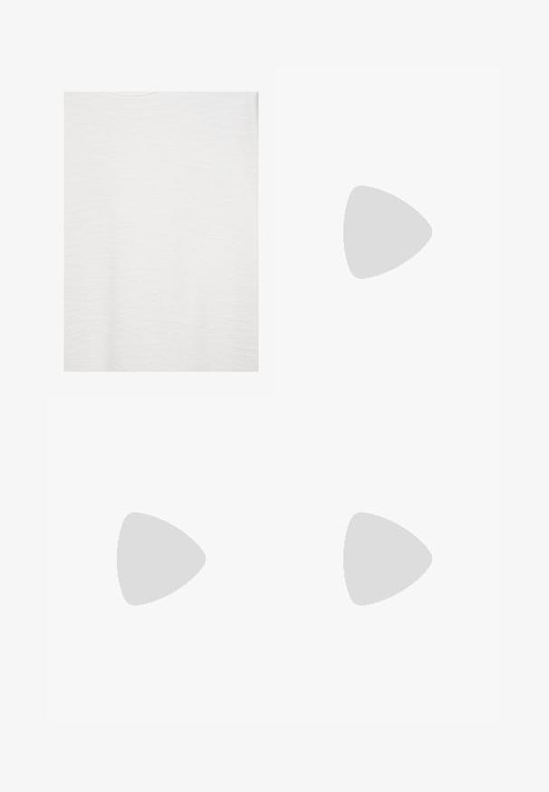 Effen witte stoftextuur, gelijkmatig verlicht met subtiele kreukels en een zacht, glad oppervlak.; Zwarte linnen shorts met een vlakke voorkant, riemlussen en een enkele knoopsluiting. Ze hebben een gestructureerde stof en licht toegespitste broekspijpen.; Zwarte platte teenslipper met brede teenband en gestructureerde zool, zijaanzicht op een witte achtergrond.; Gouden metalen zonnebril met groene glazen, rechthoekige vorm, zwarte plastic pootjes en een twee-kleurig ontwerp. Voorzien van neuspads voor comfort.