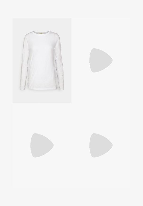 rag & bone THE SLUB - Longsleeve - bright white; Zwarte skinny jeans van denim, met een ritssluiting en een gouden knop, twee voorzakken en een klassieke vijf-pocketsontwerp.; Witte leren sneaker met zwart logo, suede accenten en een gumkleurige zool. Voorzien van platte witte veters en een rond toelopend ontwerp.; Gladde, dikke zilveren creolen met een glanzende, gepolijste afwerking, waarvan er één de voorkant toont en de ander de haaksluiting.