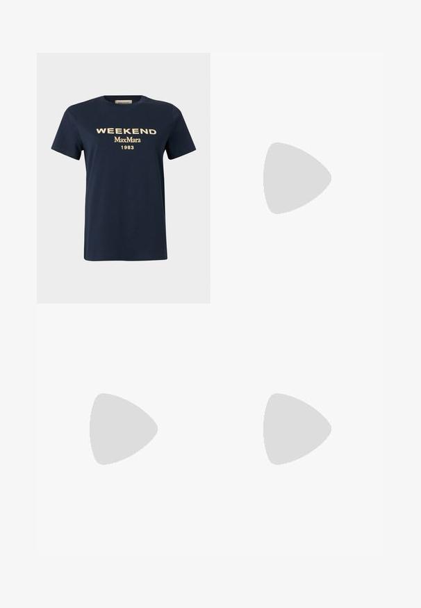 Navy blauwe T-shirt met korte mouwen met beige tekst "WEEKEND MaxMara 1983" bedrukt op de voorkant tegen een effen achtergrond.; Blauwe denim jeans met een hoge taille, wijde pijpen, klassiek vijf-pocket ontwerp en subtiele vervagingen in de stof.; Bruine leren loafer met een afgeronde neus, decoratief riempje en klein hakje. Gladde textuur, subtiele stiknaden en gouden accenten.; Bruine suède schoudertas met een zachte textuur, gebogen bovenkant en verstelbare schouderband met metalen hardware accenten. Glad, minimalistich design.