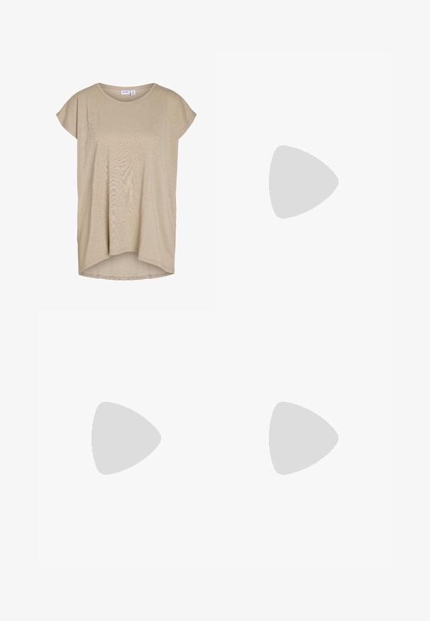 Beige, loszittend gebreid topje met korte mouwen, ronde hals en iets langere achterkant.; Donkergroene wijde broek met hoge taille en zijzakken op een lichtgrijze achtergrond.; Zwarte puntschoen met slingback van soepel leer. Kenmerkt zich door een dunne hak en een gespdetail op de verstelbare band.; Zwarte gevoerde handtas met een ronde handgreep, met een gladde, glanzende oppervlakte en een zachte, gewatteerde textuur. Geen zichtbare metalen onderdelen of accenten.