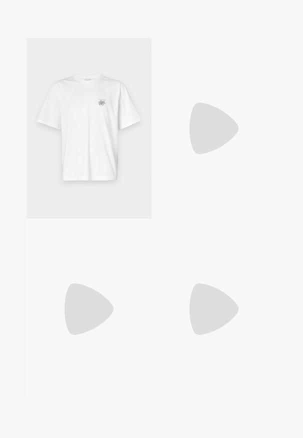 Hvid t-shirt lavet af bomuld med korte ærmer, rund halsudskæring og et lille gråt logo på venstre brystområde. Glat tekstur.; Brune corduroy bukser med en skræddersyet pasform, der har fem lommer, en knaplukning og syet detaljer langs sømmene.; Hvide sneakers med en glat læderoverdel, beige snørebånd og en tekstureret beige ruskindsheel-tab. Hævet sål for ekstra højde.; Mørkebrun textured læder crossbody taske med justerbar rem og lille dekorativ blå accent på siden.