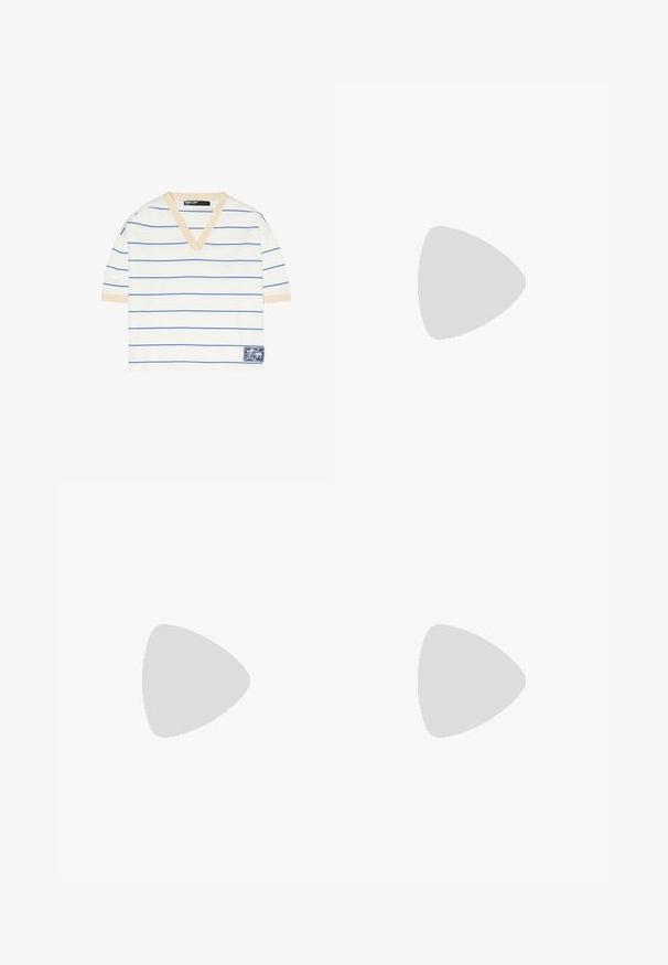 Camiseta blanca de manga corta con cuello en V, con finas rayas horizontales azules, ribete beige en el cuello y las mangas, y un pequeño parche cosido en la parte inferior.; Pantalones vaqueros de pierna ancha en azul oscuro. Presentan dos bolsillos frontales, un cierre de botón y una textura suave con una tela ligera.; Zapato de tacón con punta afilada y espalda descubierta en un material blanco hueso liso con un brillo sutil, que cuenta con un tacón delgado y un diseño minimalista.; Bolso tote de color crema con textura acolchada suave y dos asas resistentes. Cuenta con un cierre de cremallera y bolsillos laterales para almacenamiento adicional.