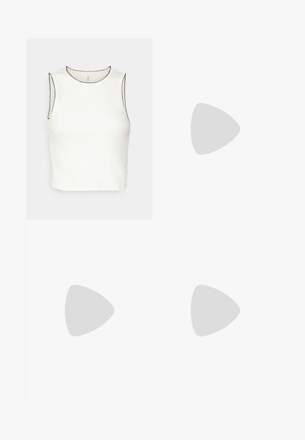 ONLY Petite ONLKERRY STITCH - Top - cloud dancer/black; Zwarte skinny jeans met een glanzende faux leren afwerking, twee voorkzakken, dubbele knoopsluiting en ritssluitingen bij de enkels voor detail.; Zwarte sandaal met hak, vierkante neus en brede band, geplaatst op grijs asfalt nabij betegelde muur.; Zwarte handtas in halve maanvorm met een enkele band, gouden rits en een gouden rechthoekige decoratieve tab aan de voorkant.