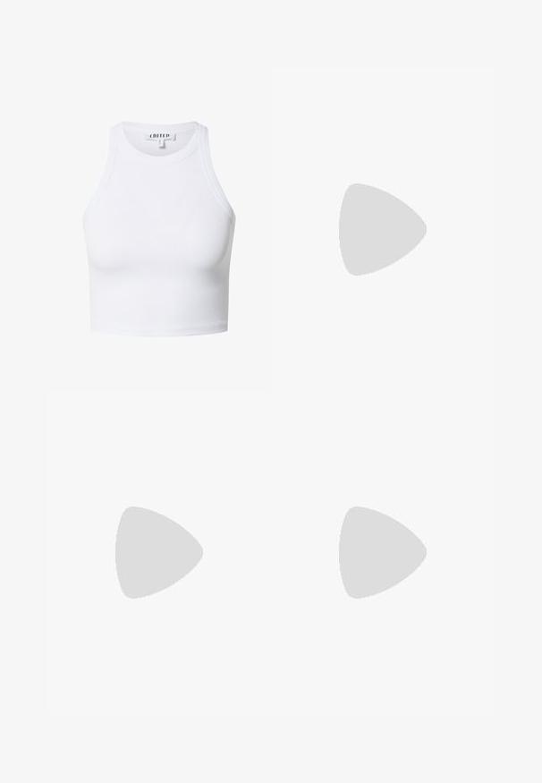 Top court côtelé blanc avec un col montant et une coupe sans manches. Il présente un tissu texturé et une étiquette imprimée à l'intérieur.; Shorts en denim bleu clair. Taille haute avec quatre poches, une fermeture à boutons sur le devant et des bords bruts. Le tissu semble doux avec une finition délavée.; Sandale mule en cuir marron avec un design à bretelles croisées. Semelle plate avec une finition lisse et un style minimaliste. Pas de matériel visible ni d'accent.; Sac tissé rayé en noir et beige, avec un design décontracté, une surface texturée et une petite pièce en cuir en accent.