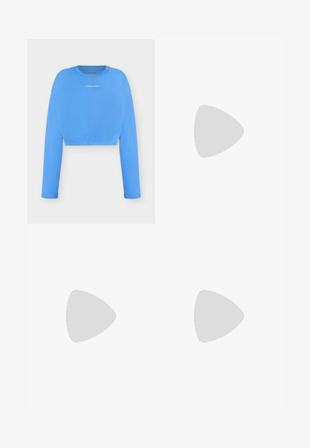 Hellblaues langärmeliges Cropped-Top mit Rundhalsausschnitt, mit weißem "Calvin Klein"-Logo mittig auf der Brust.; Hellblaue Schlagjeans aus Denim, mit hoher Taille, Taschen und ausgefransten Säumen. Der Stoff hat eine verblasste Waschung und eine subtile Textur.; Schwarze Leder-Ballettschuhe mit spitzem Schuhzeug, flacher Sohle und einem kleinen Riemen mit silberner Schnalle.; Schwarze, glänzende Calvin Klein Handtasche mit goldfarbenem Reißverschluss und kurzem Trageriemen vor schlichtem weißem Hintergrund.