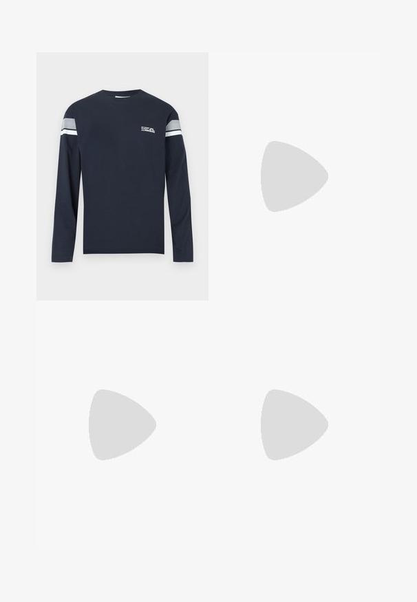 Marineblaues Langarm-T-Shirt aus Baumwollstoff mit Rundhalsausschnitt, einem weißen und grauen Streifen auf den Ärmeln sowie einem kleinen Logo auf der Brust.; Dunkelblaue Denim-Cargo-Hosen mit geradem Schnitt, ausgestattet mit mehreren Taschen, metallischen Beschlägen und Kontrastnähten.; Weiße Ledersneaker mit glatter Textur, grauen Wildlederelementen, beigen Gummisohlen und flachen Schnürsenkeln. Kombiniert mit cremefarbenen und braun gestreiften Socken.; Dunkelbraune Stoff-Gürteltasche mit diagonalem Reißverschlussfach und kleinem weißen Logo vorne, vor einem einfarbigen hellen Hintergrund.