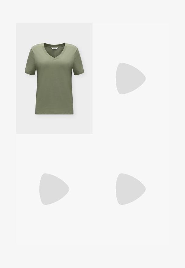 Απλό ελιά πράσινο T-shirt με V-λαιμόκοψη και κοντά μανίκια, με μια μικρή λευκή ετικέτα μέσα στο γιακά.; Μαύρο παντελόνι σε ίσια γραμμή, ραμμένο καλαίσθητα με πιέτες μπροστά, παρουσιάζεται μπροστά σε απλό ανοιχτό φόντο.; Πόδια με σκουρόχρωμα ριμπ κολάν συνδυασμένα με μαύρα μπαλαρίνα παπούτσια με μικρές λεπτομέρειες φιόγκων σε λευκό φόντο.; Μαύρη δερμάτινη τσάντα χειρός με λεία υφή. Διαθέτει ρυθμιζόμενο λουρί και κομψό, μινιμαλιστικό σχέδιο με φερμουάρ.