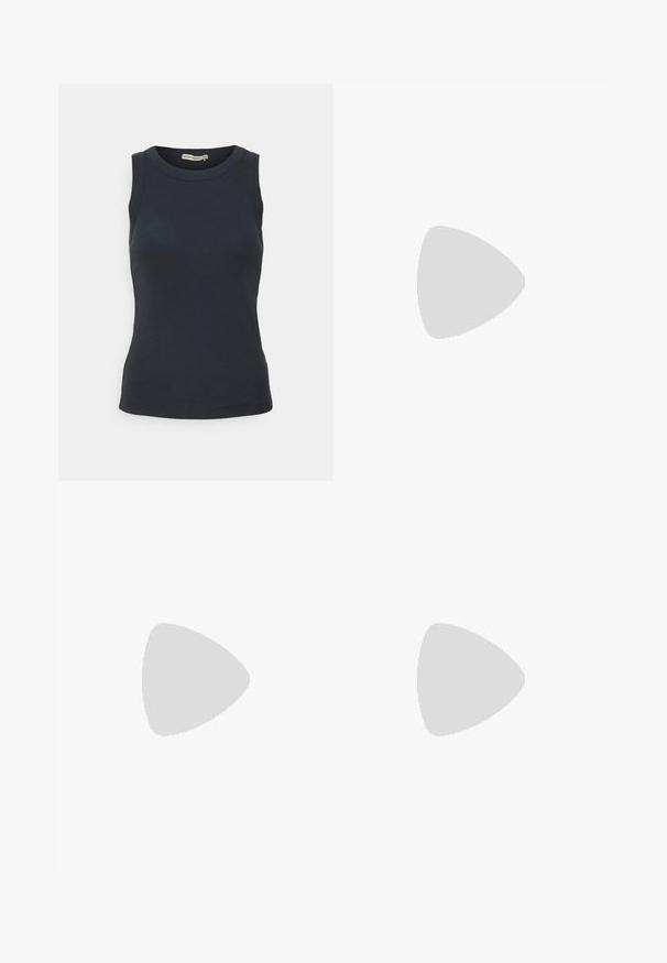 Bomulds tanktop i mørk navy med rund hals og uden ærmer. Glat tekstur med en tætsiddende silhuet.; AG Jeans JODI CROP - Jeans Slim Fit - apricot; Pretty Ballerinas ELLA - Loafers - nube black; Gennemsigtige amber solbriller med katteøjeform, lysebrune linser og brede stænger med metaldetaljer på hængslerne.