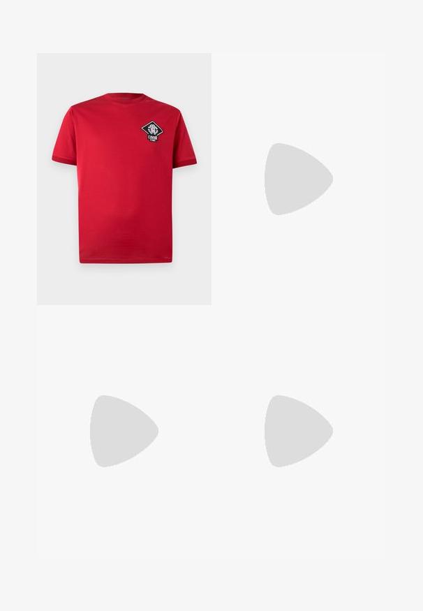 Rød bomulds-T-shirt med korte ærmer, rund hals og et sort-hvidt logo i diamantform på venstre bryst.; Mørkeblå denim cargo bukser med lige snit, der har flere lommer, metalbeslag og kontraststikningsdetaljer.; Sort lavt sneakers i læder med snøredesign og tekstureret sål, vist i profil på neutral baggrund.; Solbriller med sølvfarvet metalramme, mørke rektangulære linser og sorte stangender på hvid baggrund.