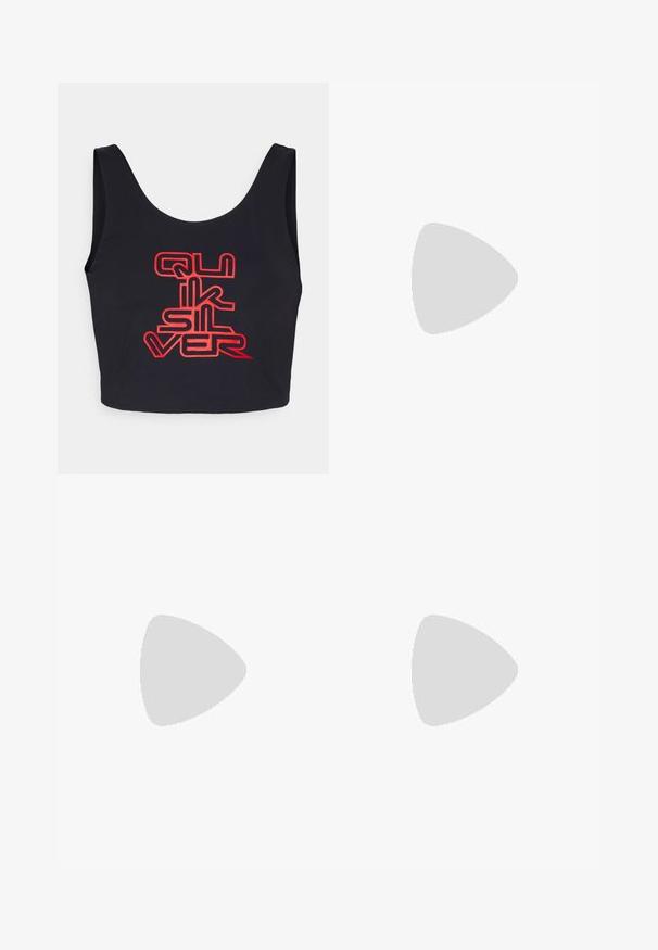 Quiksilver STRANGER THINGS UPSIDE DOWN SCOOP SINGLET - Topp - black; Mustast puuvillast lühikesed püksid, millel on sobiv disain ja elastne vöökoht. Sile tekstuur, reie keskosa pikkus ja ilma nähtavate mustrite või aktsentideta.; Musthave mustad spordijalatsid, millel on võrgusilma detailid, valge tald ja nähtav õhupadi, koos siniste teksadega, millel on laiad säärted.; Mustad musta kassi silmadega päikeseprillid tumedate hallide läätsedega, stiilne plastraam, teravad nurgad ja sirged kaared. Nähtavad metallist osad või aksessuaarid puuduvad.