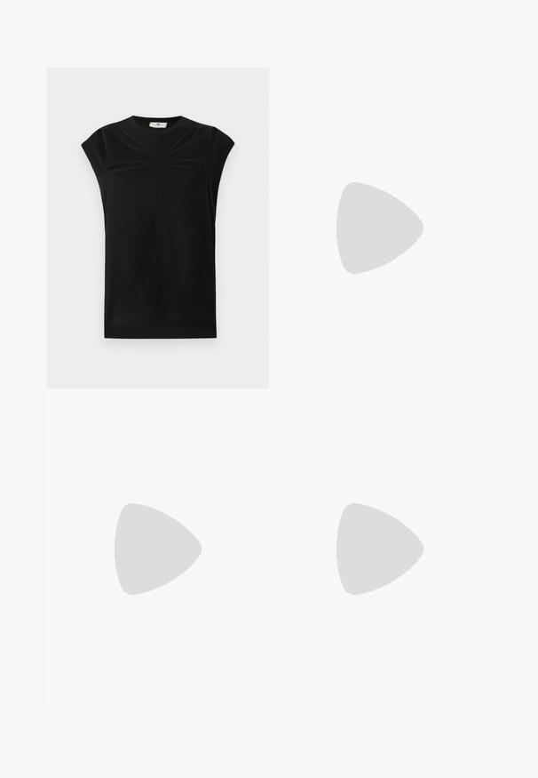 Zwart kort mouwen top gemaakt van gladde stof, met een ronde hals en subtiele naaddetails aan de voorkant en schouders.; Donkergrijze spijkerbroeken met een rechte pijp, vijf zakken stijl en een geel merklabel op de tailleband. Metalen knoopsluiting.; Zwart leren kittenhak met puntige zilveren neus en dubbele gespsluitingen op een witte achtergrond.; Zwarte geweven hobo-tas met een zachte structuur en geïntegreerd handvat, weergegeven op een effen lichte achtergrond.