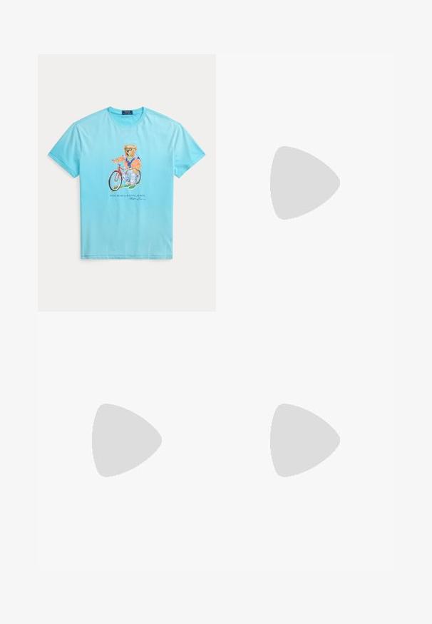 Hellblaues T-Shirt mit einer Grafik eines Bären mit Sonnenbrille und Freizeitkleidung, der neben einem roten Fahrrad steht.; Helle blaue Denim-Jeans mit einem ausgewaschenen Finish, Fünf-Taschen-Design und kontrastierenden Nähten. Mit Reißverschluss und Gürtelschlaufen. Gerade geschnitten.; Marineblaue Sneaker mit einer Kombination aus glattem Leder und Wildlederobermaterial, weißer Gummisohle und kontrastierenden weißen Schnürsenkeln mit Logo-Akzent an der Seite.; Schwarze rechteckige Sonnenbrille mit dunklen Gläsern und matter Oberfläche. Enthält das eingeprägte "POLO"-Logo an den Bügeln und ein robustes Rahmendesign.