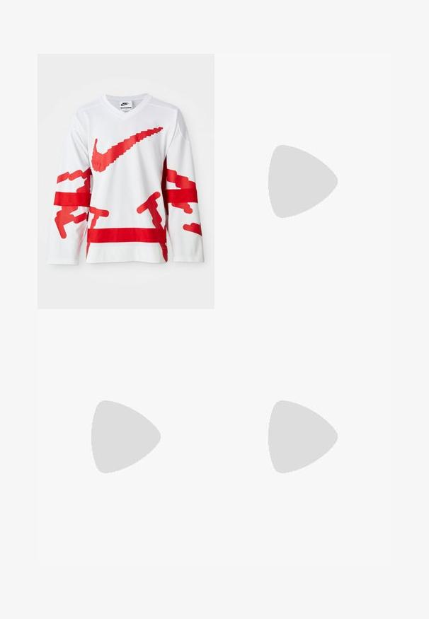 Hvid langærmet trøje med røde grafiske elementer, herunder et stort Nike-logo, med en mesh-textur og kontrasterende horisontale røde striber.; Sorte shorts med elastisk talje og justerbar snor. Lavet af et glat stof, med en løs pasform og uden synlige mønstre.; Sort atletisk sneaker med tekstureret stof, tyk polstret sål, luftventiler og snørelukning, vist fra siden på en lys baggrund.; Arnette HOT SHOT - Solbriller - dark grey