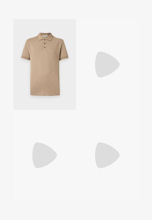 Polo beige à manches courtes avec trois boutons, un col et un marquage subtil "Tiger of Sweden" sur la poitrine et l’étiquette intérieure.; Jean en denim de couleur bleu moyen avec un léger délavage, design cinq poches, coupe droite et braguette à boutons. Présente un léger flou et des accents de couture subtils.; Mule en cuir noir à enfiler avec un détail de bande décorative en or et une semelle en caoutchouc texturée basse sur un fond uni.; Ceinture en cuir marron foncé avec boucle rectangulaire argentée, roulée sur un fond blanc.