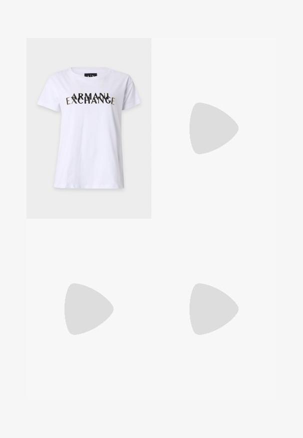 Λευκό κοντομάνικο T-shirt με μαύρο και χρυσό επικαλυπτόμενο κείμενο "ARMANI EXCHANGE" μπροστά και στρογγυλή λαιμόκοψη.; Μαύρο τζιν με φαρδιά πόδια, κατασκευασμένο από denim. Ψηλόμεσο με κλείσιμο με κουμπί και σχεδιασμό με πέντε τσέπες. Λείο ύφασμα με ελάχιστο ξεθώριασμα.; Μαύρο δερμάτινο γυναικείο παπούτσι με χαμηλό τακούνι και μυτερή μύτη, εμφανιζόμενο πλάγια σε απλό ανοιχτό γκρι φόντο.; Σκούρο κόκκινη δερμάτινη τσάντα ώμου με λευκή διακοσμητική ραφή whipstitch και κυκλικό μεταλλικό κούμπωμα στο μπροστινό καπάκι.