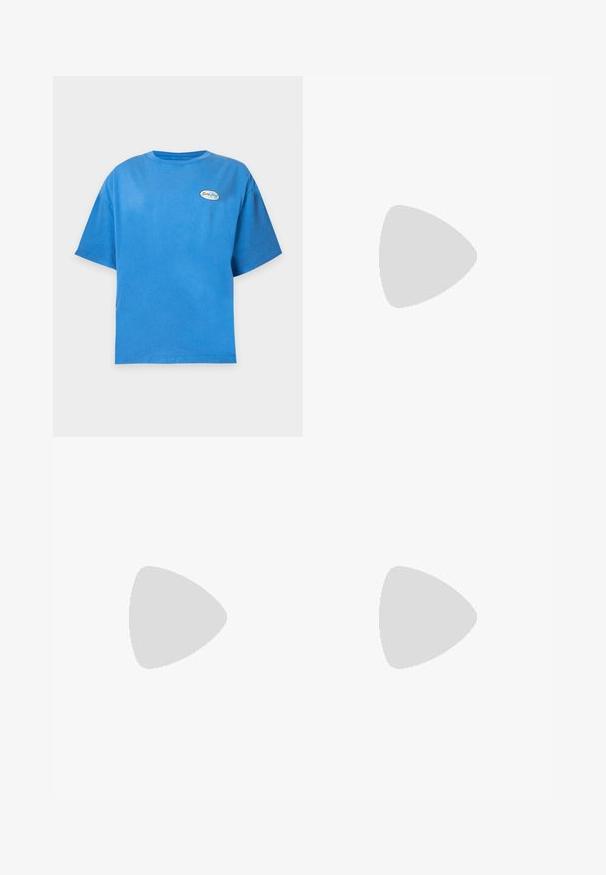 Blauw t-shirt met korte mouwen met een klein ovaal logo met de tekst "Surf Club" op de linkerbovenborst tegen een witte achtergrond.; Lichtblauwe jeans, losse pasvorm, denim stof, vijf-pocket ontwerp, knoopsluiting, rechte pijpen, zichtbare stiksels, geen patronen of accenten.; Nike Sportswear AIR FORCE 1 - Sneakers laag - white/hyper royal/black; Zilveren hoepel oorbellen met een minimalistisch ontwerp. Cirkelvormig, gladde textuur en dun profiel. Lichtgewicht met een gepolijste afwerking.