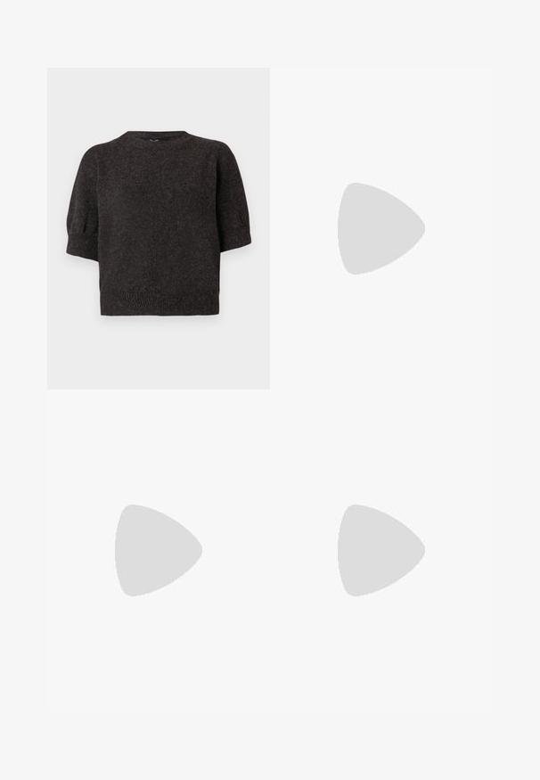 Donkergrijze korte mouwen trui, gebreide textuur, geribde zoom, ronde halslijn en licht opgeblazen mouwen, gemaakt van een zachte, comfortabele stof.; Grijze op maat gemaakte slim-fit broek met riemlussen en omslagen bij de zoom, geschikt voor formeel of kantoor.; Zwarte platte balletschoen met dubbele gespsluitingen, zilveren oogjes en een klein strikje nabij de afgeronde neus op een witte achtergrond.; Kleine zwarte glanzende handtas met twee lange hengsels en zijkant trekkoord details op een effen lichte achtergrond.