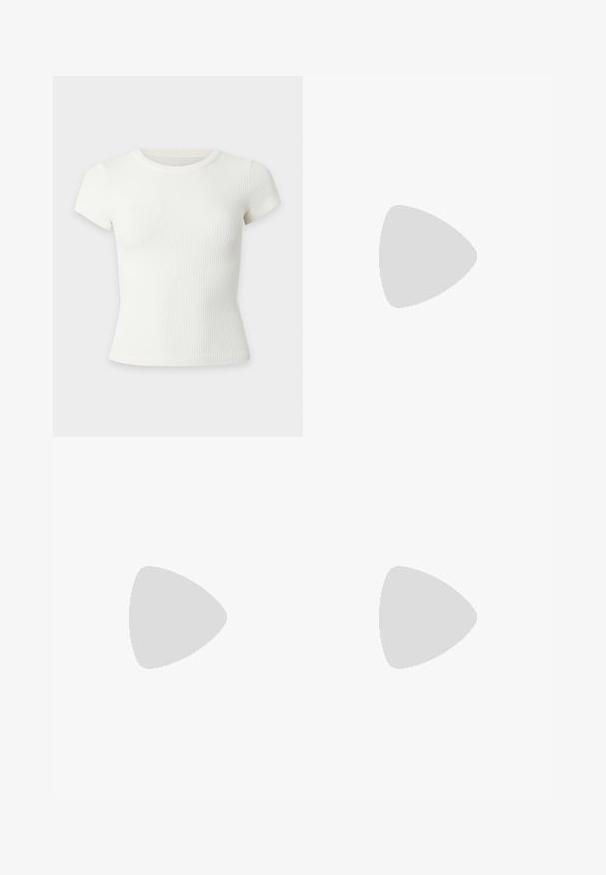 Kort hvid ribbet t-shirt med korte ærmer og rund halsudskæring på ensfarvet baggrund.; Blå denimjeans med bred benklip, knap- og lynlåslukning samt for- og baglommer, præsenteret på en simpel hvid baggrund.; Sort flad sko i læder med spids snude og to sølvfarvede spænder over vristen, fotograferet mod en ensartet lys baggrund.; Brun læderhåndtaske med opsamlet top, dobbelte skulderstropper, rektangulært udskåret håndtag og lille gyldent hjertevedhæng på siden.