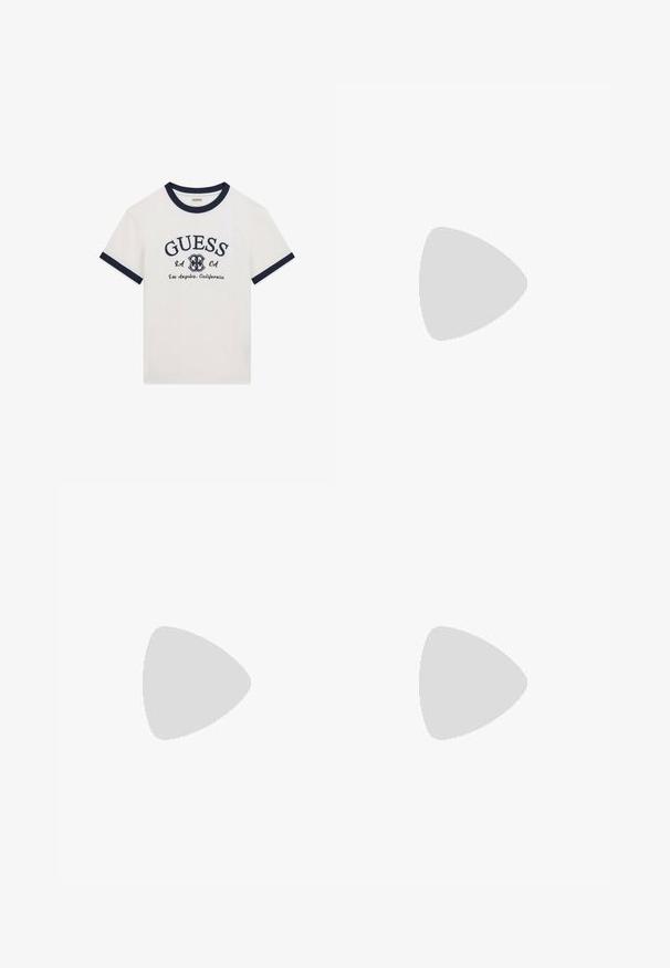 Wit T-shirt met korte mouwen, marineblauwe kraag en mouwafwerking, “GUESS LA CA Los Angeles, California” tekst en een logo met wapenschild op de voorkant.; Beige wijde broek met een gladde textuur, versierd met metallic zilveren pailletjes in een patroon aan de voorkant en achterkant.; Zwarte mule met hoge hak, goudkleurige siernagels op de band, vierkante neus en "GUESS"-logo op beige binnenzool, tentoongesteld op houten tegels buiten.; Hartvormige handtas in wit gewatteerd kunstleer, voorzien van hardware in goudkleur en een verstelbare band. Aan de voorkant staat het logo "GUESS EST 1981".
