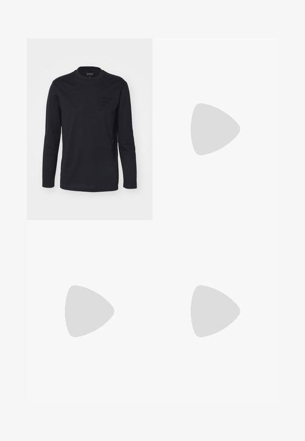 Camiseta negra de manga larga hecha de algodón suave con cuello redondo. Presenta un diseño de logo oscuro y sutil en el pecho.; Pantalones de algodón negros de corte slim, con cierre de botón, trabillas para el cinturón, bolsillos delanteros y una textura suave.; Zapatilla negra de cuero con una textura suave, puntera redonda y cierre de cordones. Presenta una suela de goma gruesa y un detalle de marca mínimo.; Mochila negra con un bolsillo frontal con cremallera, compartimento principal con doble cremallera y un pequeño logo metálico debajo de las asas de la cremallera principal.