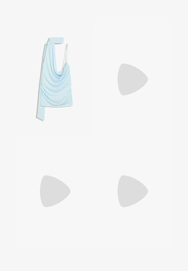 Hellblaues asymmetrisches Kleid mit drapiertem Wasserfallausschnitt und einem langen Schulterriemen, der nach unten verläuft.; Weißer Minirock mit seitlicher Bindung und Muster aus glänzenden Pailletten für einen funkelnden Effekt.; Flip-Flop mit einer beigefarbenen texturierten Sohle, dünnen braunen Riemen und goldenen Glitzerakzenten. Leichtes Design geeignet für legere Anlässe.; Braune Schildpatt-Sonnenbrille mit ovalen Gläsern, ausgestattet mit einem dünnen Rahmen und einem kleinen metallischen Akzent an der Seite. Texturierte und polierte Oberfläche.