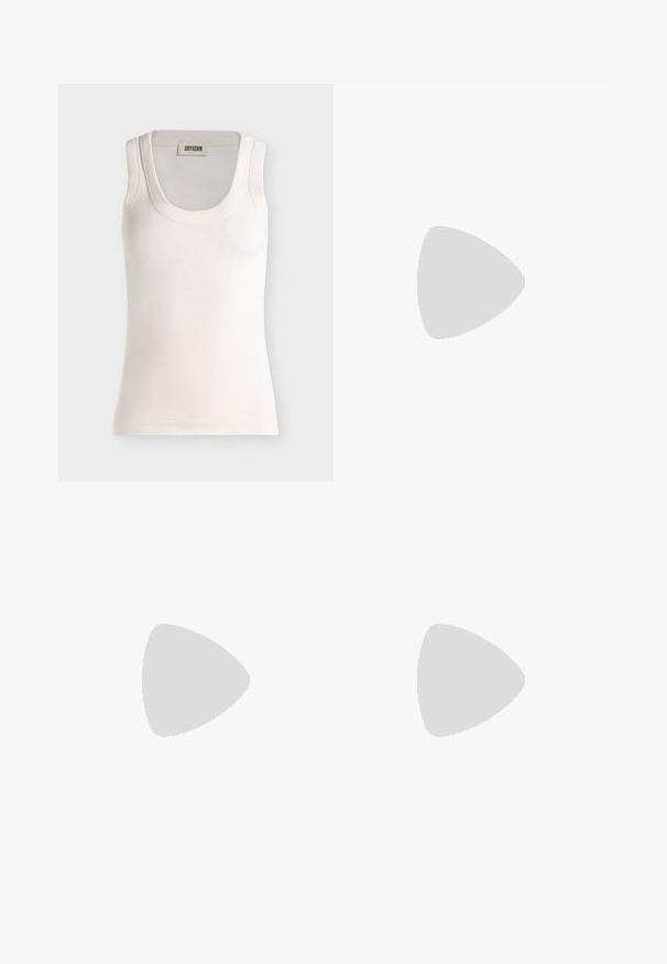 Hvid ribstrikket ærmeløs tanktop med rund halsudskæring og Drykorn mærkeetiket på indersiden af kraven.; Hvide vide bukser af denim med knaplukning, bæltestropper og fem-lomme design. Glat overflade med synlig syning.; Kremfarvet damesko med spids snude og lav hæl, hvor hælen er rund og kugleformet, på en ensfarvet baggrund.; Brun læderclutch med samlet design og struktureret topramme, der har en lille håndledsrem og detalje i guldfarvet lukning.