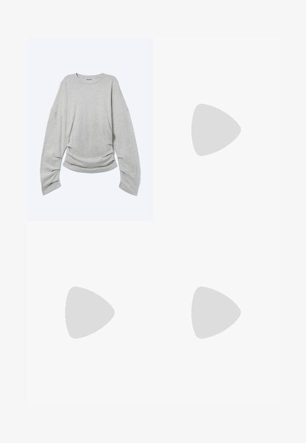 Lichtgrijs shirt met lange mouwen en ronde hals, ontspannen pasvorm en lichte plooitjes aan de onderzoom, met label "Weekday" aan de binnenkant van de kraag.; Donkerblauwe wijde denim jeans met knoopsluiting aan de voorkant en rits, lussen voor een riem en vijf zakken, plat gelegd op een witte achtergrond.; Zwarte leren kniehoge laarzen met een soepele textuur, ronde neus en een chunkyer heel. Heeft subtiele stiksels en een gestroomlijnd ontwerp.; Bruine schildpadvormige rechthoekige bril met heldere glazen en slanke poten, met een gladde textuur en een minimalistisch ontwerp.