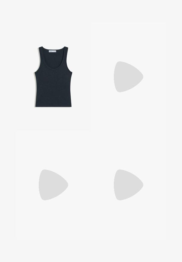 Sort ribbet ærmeløs tanktop med V-hals, mærket Bershka, lagt fladt på en hvid baggrund.; Marineblå brede bukser lavet af blødt stof med elastisk talje og snøre, med en glat overflade og uden synlige mønstre.; Mørkeblå gummiflipflop med tekstureret sål og en Y-formet strop på en ensfarvet lys baggrund.; Sort vævet læder tote bag med to håndtag, struktureret form og subtil glansfinish på en ensfarvet lys baggrund.