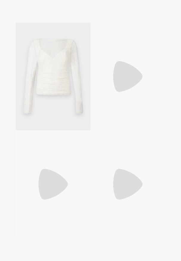 Langärmlige weiße Bluse aus strukturiertem Spitzenmaterial mit V-Ausschnitt, Raffung und gewelltem Saum.; Helle blaue Jeanshosen mit weitem Bein, elastischem Bund und Kordelzug. Verfügen über Standardnähte und keine sichtbaren Taschen.; Schwarzer Ballerina mit abgerundetem Zehenbereich, verziert mit silbernen Nieten. Verfügt über einen Riemen mit Schnalle über dem Rist. Glatte Textur, niedriger Absatz.; Silberne Ohrstecker in Sternform mit zwei herabhängenden Ketten; eine Kette endet in einem Blitz-Anhänger, die andere in einem spitzen Kegel mit eingelassenen Steinen.