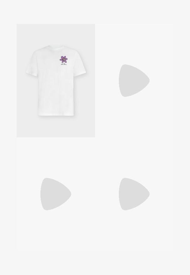 T-shirt blanc à manches courtes avec une petite fleur violette et le texte "Les Deux" sur la poitrine gauche.; Jean droit en denim bleu foncé avec taille haute, comprenant des poches avant et une fermeture à bouton. Tissu texturé avec un léger dégradé.; Baskets basses blanches avec un onglet de talon gris, des lacets blancs et une semelle texturée, présentées sur un fond uni clair.; Sac banane en tissu marron foncé avec poche zippée en diagonale et petit logo blanc sur le devant, sur un fond clair uni.