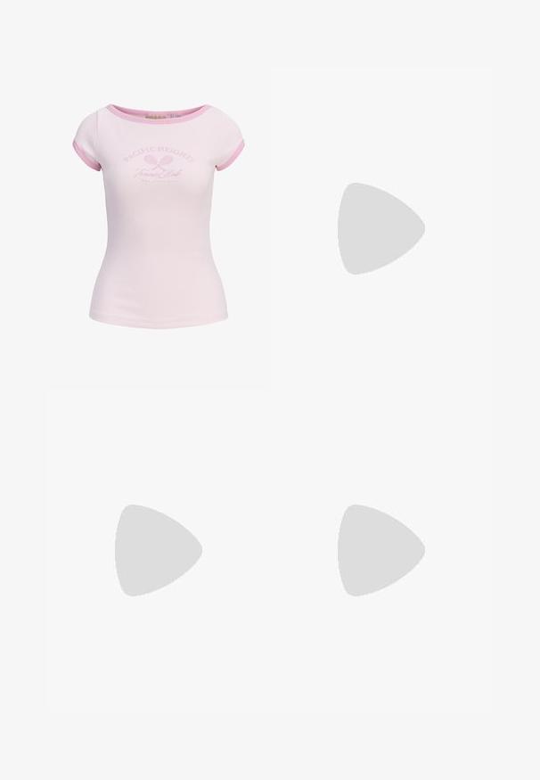 Lyserød tætsiddende T-shirt med korte ærmer i ribbet stof med mørkere lyserød kant og teksten "Pacific Heights Tennis Club San Francisco" med krydsede tennisketchere.; Mørkeblå jeans med vide ben og klassisk design med fem lommer, der har knaplukning og diskret falming. Fremstillet af denimstof.; Brune læderankelstøvler med en let spids tå, dekorative spænder og en lav stablet hæl. Glat tekstur med en mat finish.; Lille sort blank håndtaske med to lange håndtag og snøre-detaljer i siden på en ensfarvet lys baggrund.
