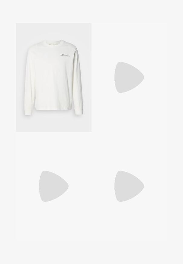 Hvid langærmet t-shirt lavet af bomuld, med rund hals, ribbede manchetter og subtil grafisk tekst på venstre bryst i mørkeblå.; Lys beige uldslynger med en glat tekstur, lige snit, frontfolder og en enkelt knaplukning i taljen.; Sort læder Chelsea støvle med elastiske sidelapper, rund tå og trækflap, der har en lav blokhælt og glat overflade.; Sort crossbody-taske lavet af tekstureret materiale med en lynlåslomme, justerbar rem og et logo med tricolor detaljer.